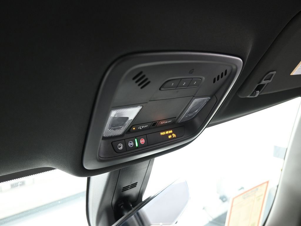 Used 2023 Chevrolet Traverse RS image 34