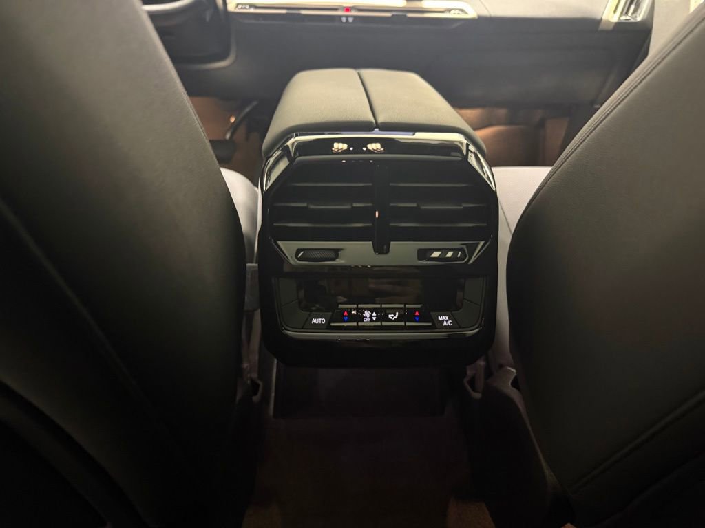 Used 2024 BMW iX xDrive50 w/ Sport Package AWD/4WD image 32