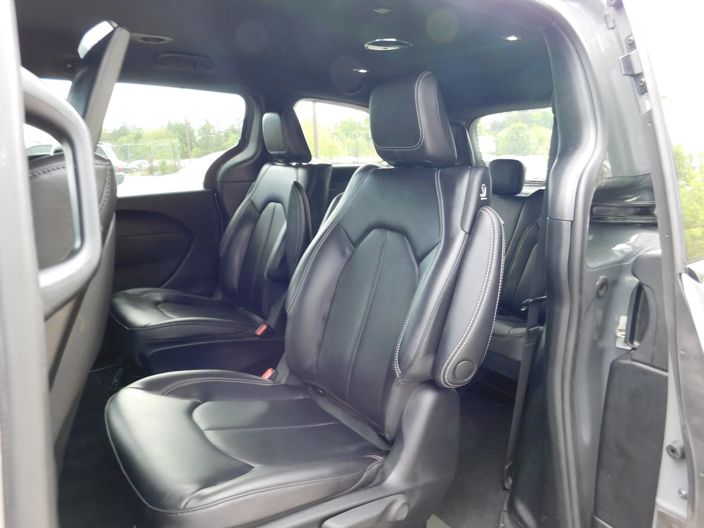 Used 2023 Chrysler Pacifica Touring-L w/ Uconnect Theater Family Group FWD image 13