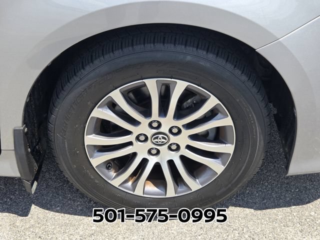 Used 2018 Toyota Sienna XLE w/ XLE Navigation Package FWD image 18
