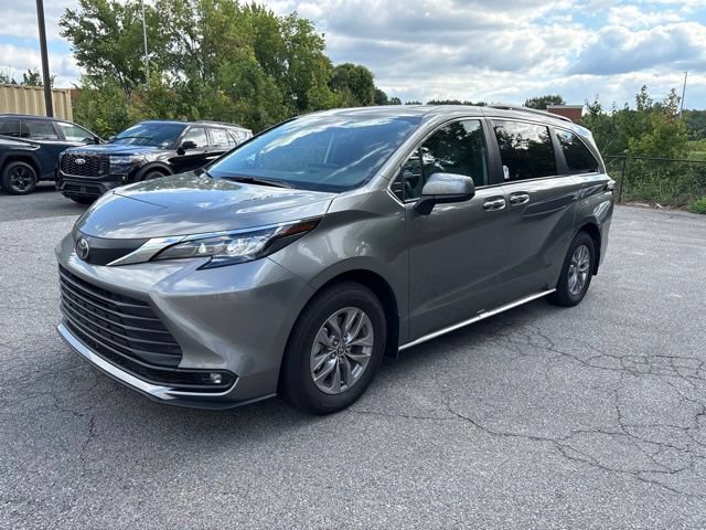 Used 2026 Toyota Sienna XLE FWD image 3