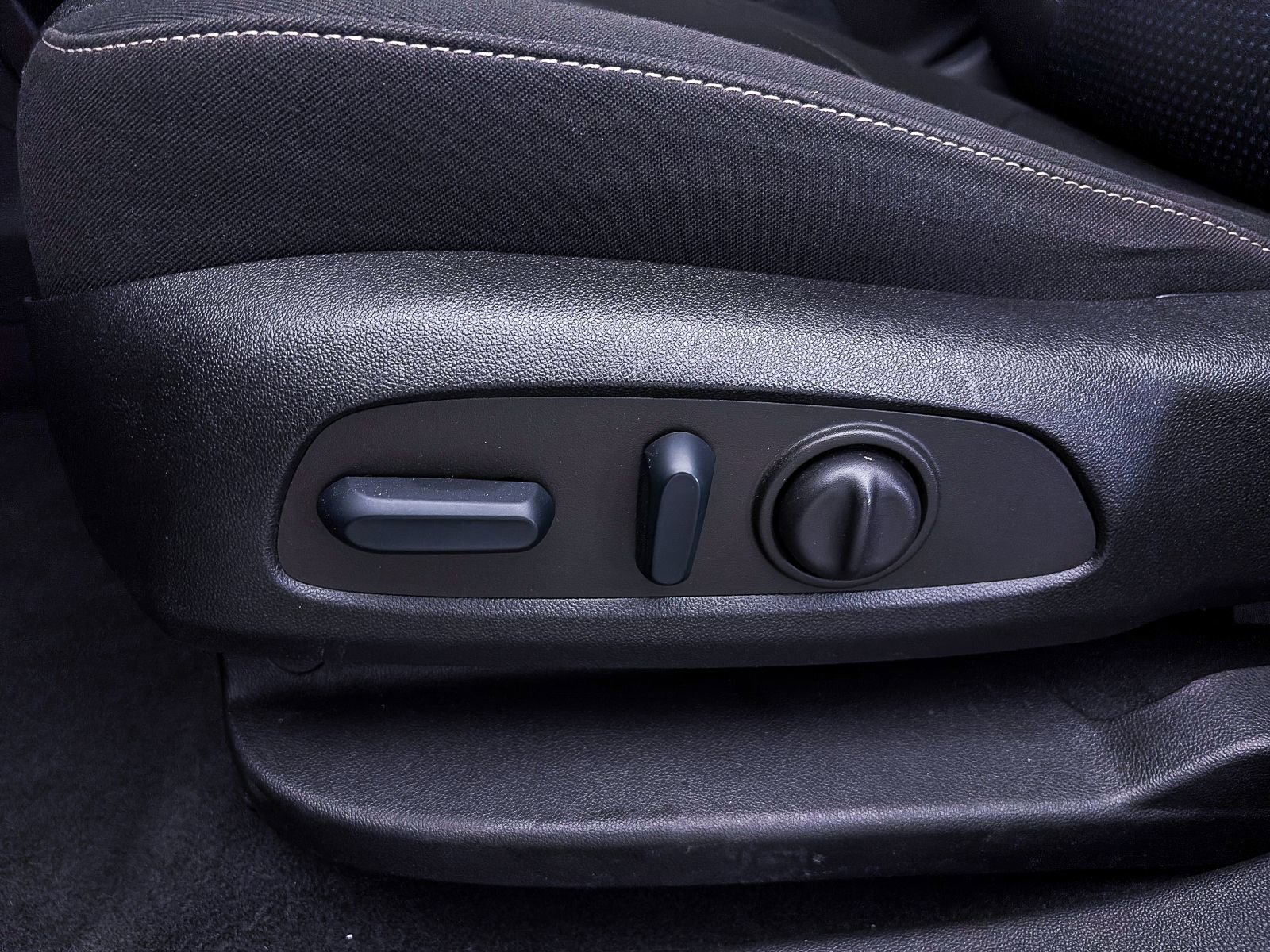 Used 2022 GMC Acadia SLE w/ Driver Convenience Package FWD image 21