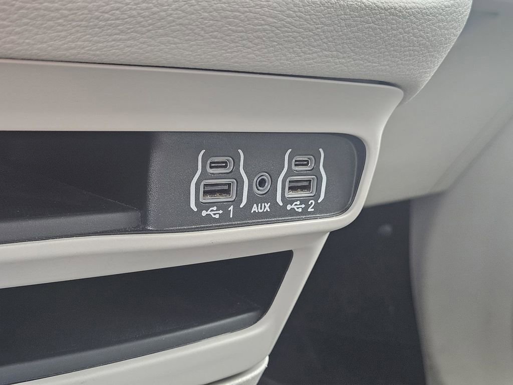 Used 2024 Chrysler Pacifica Select image 25