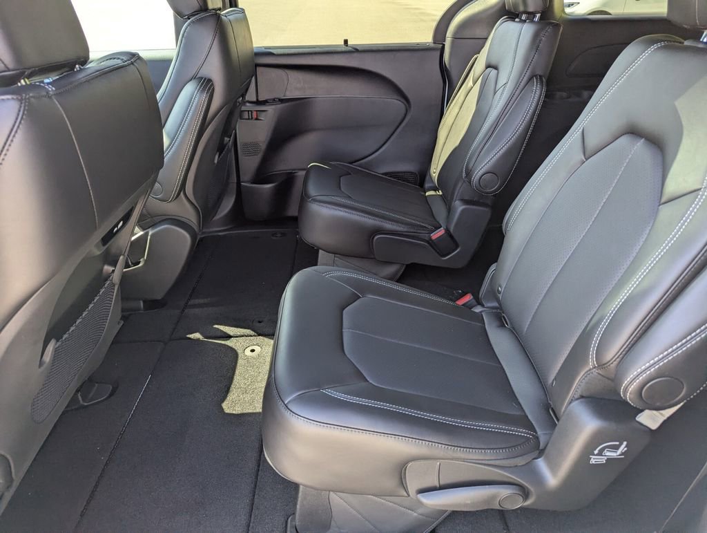 New 2026 Chrysler Pacifica Select FWD image 9