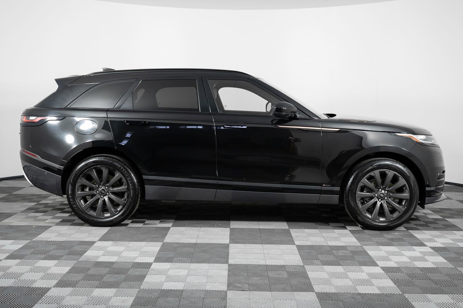 Used 2018 Land Rover Range Rover Velar R-Dynamic SE image 9