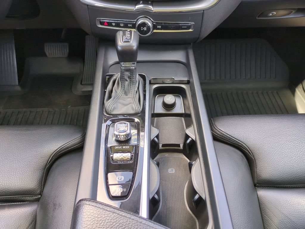 Used 2019 Volvo XC60 T5 Momentum w/ Multimedia Package AWD/4WD image 22