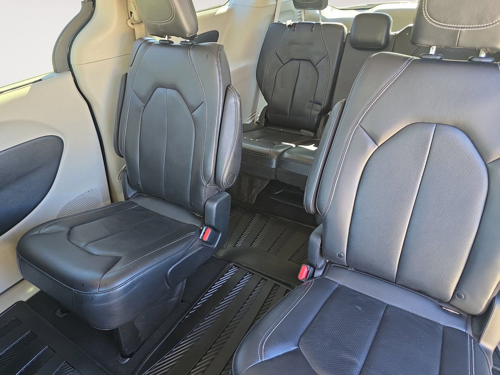 Used 2022 Chrysler Pacifica Touring-L image 19