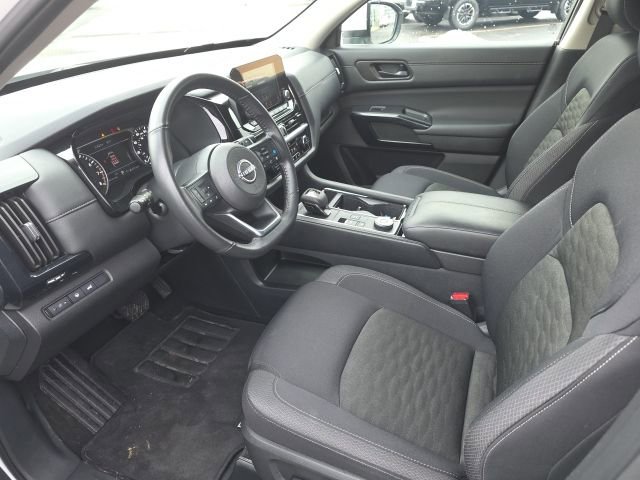 Used 2025 Nissan Pathfinder SV image 7