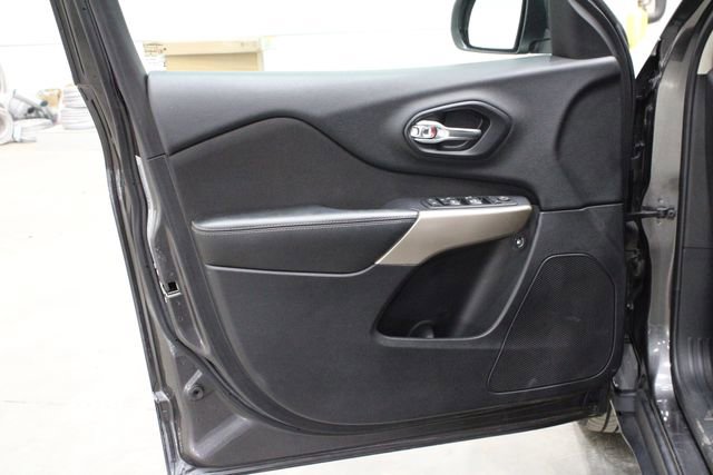 Used 2017 Jeep Cherokee Latitude w/ Comfort/Convenience Group image 17