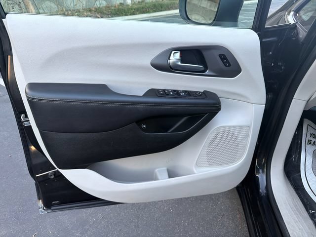 Used 2023 Chrysler Pacifica Touring-L FWD image 10