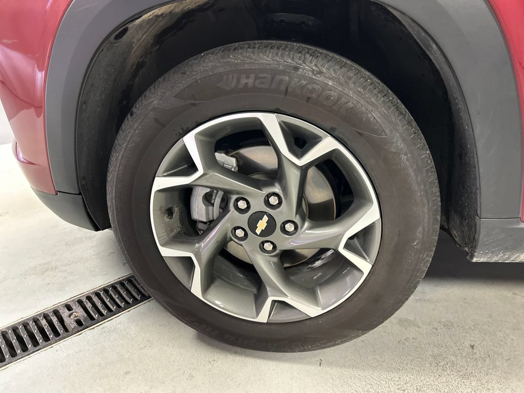 Used 2025 Chevrolet Trax LT w/ LT Convenience Package FWD image 9