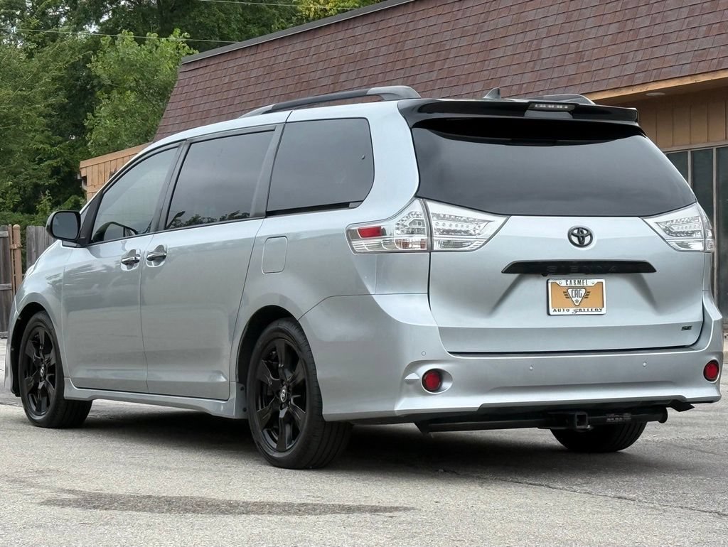 Used 2020 Toyota Sienna SE Premium w/ Nightshade Edition FWD image 3