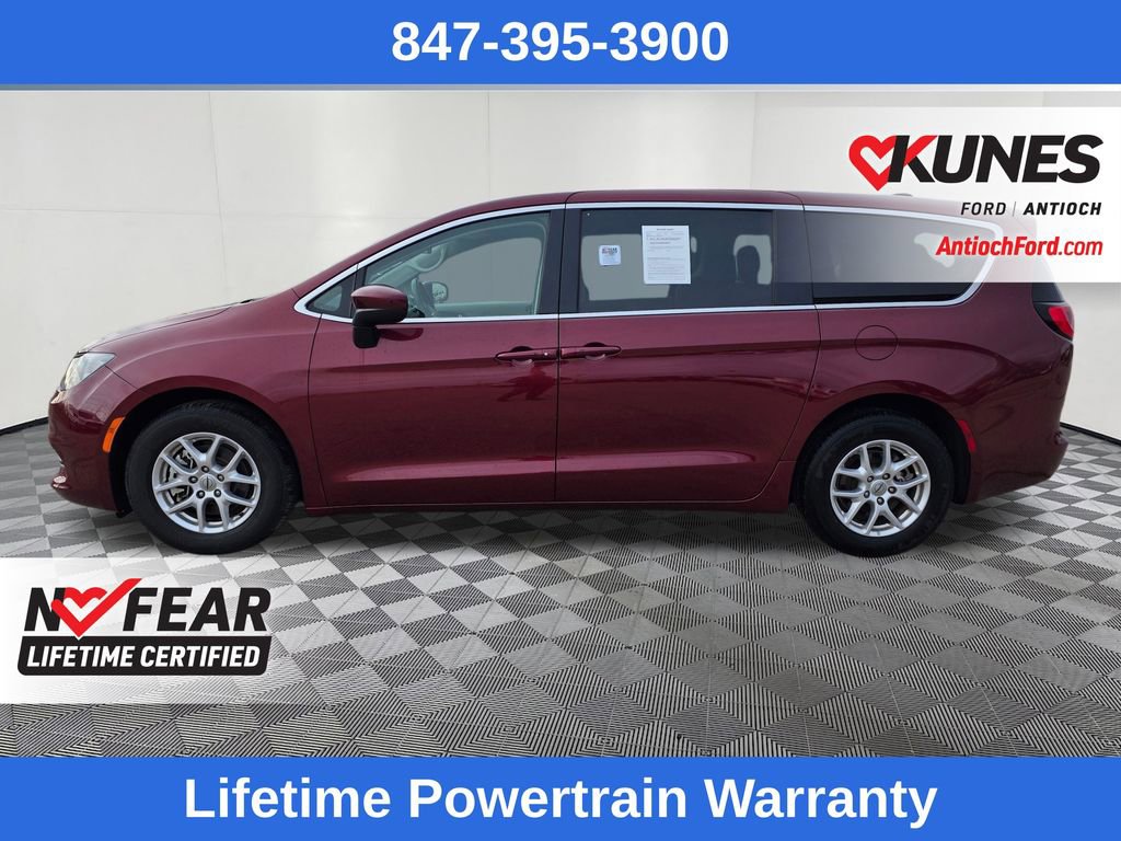 Used 2022 Chrysler Voyager LX image 4