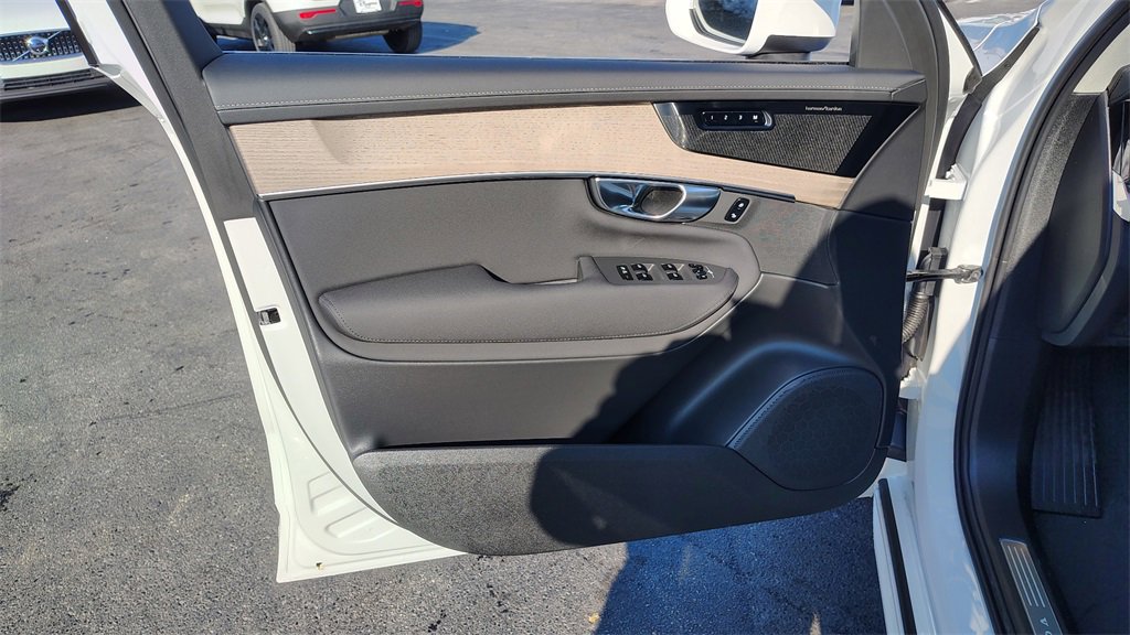 New 2026 Volvo XC90 B6 Plus image 8