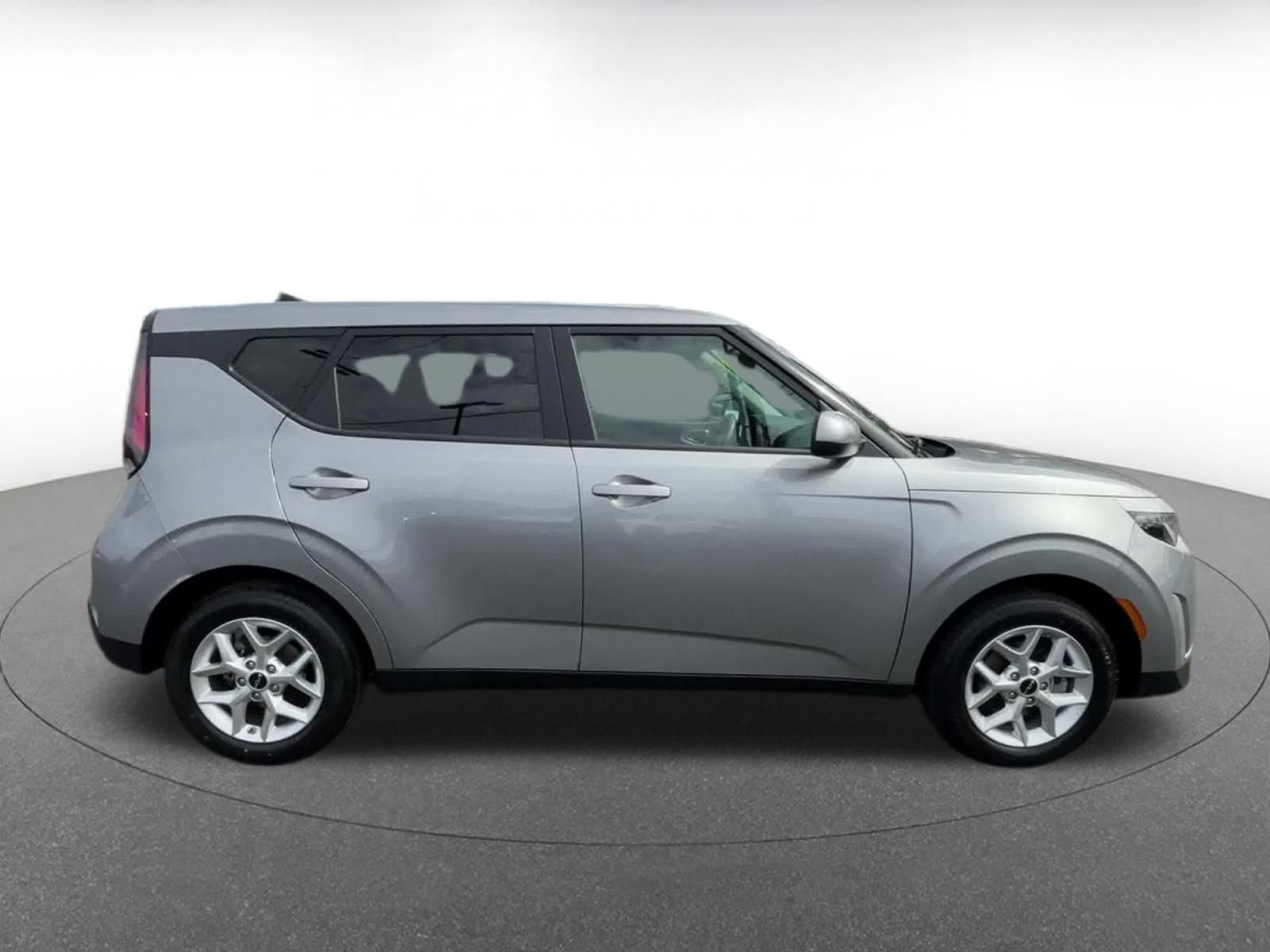 Used 2025 Kia Soul LX w/ LX Technology Package FWD image 13