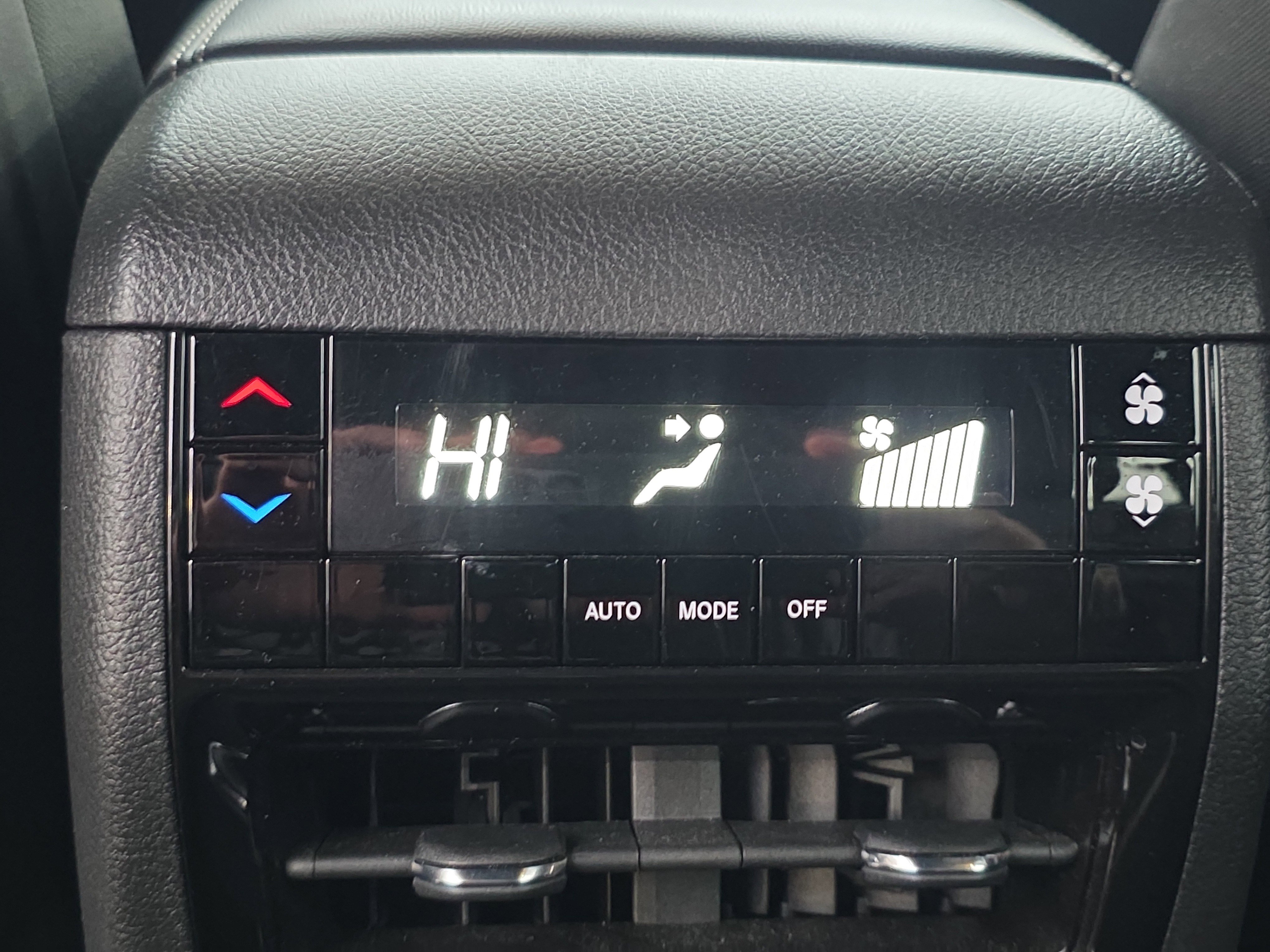 Used 2023 Jeep Grand Cherokee L Laredo image 17