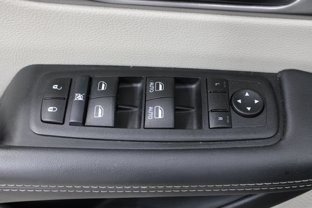 Used 2024 Chrysler Pacifica Limited FWD image 18