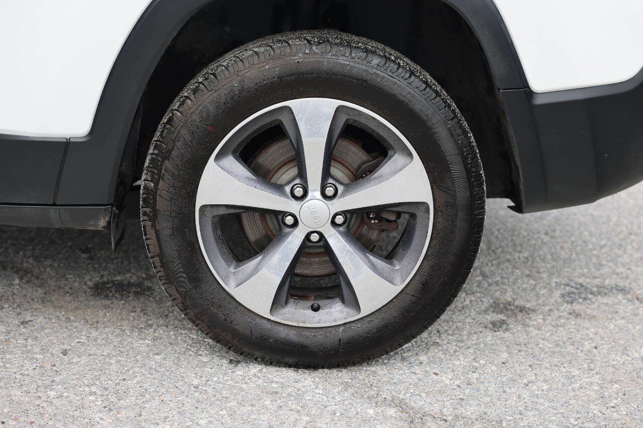Used 2019 Jeep Cherokee Limited image 31