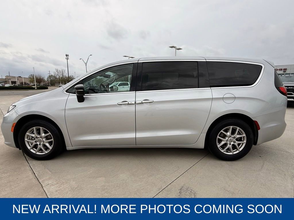 Used 2024 Chrysler Pacifica Touring-L video 2