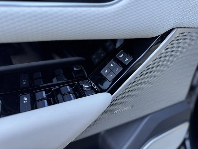 Used 2022 Land Rover Range Rover Velar R-Dynamic S image 9