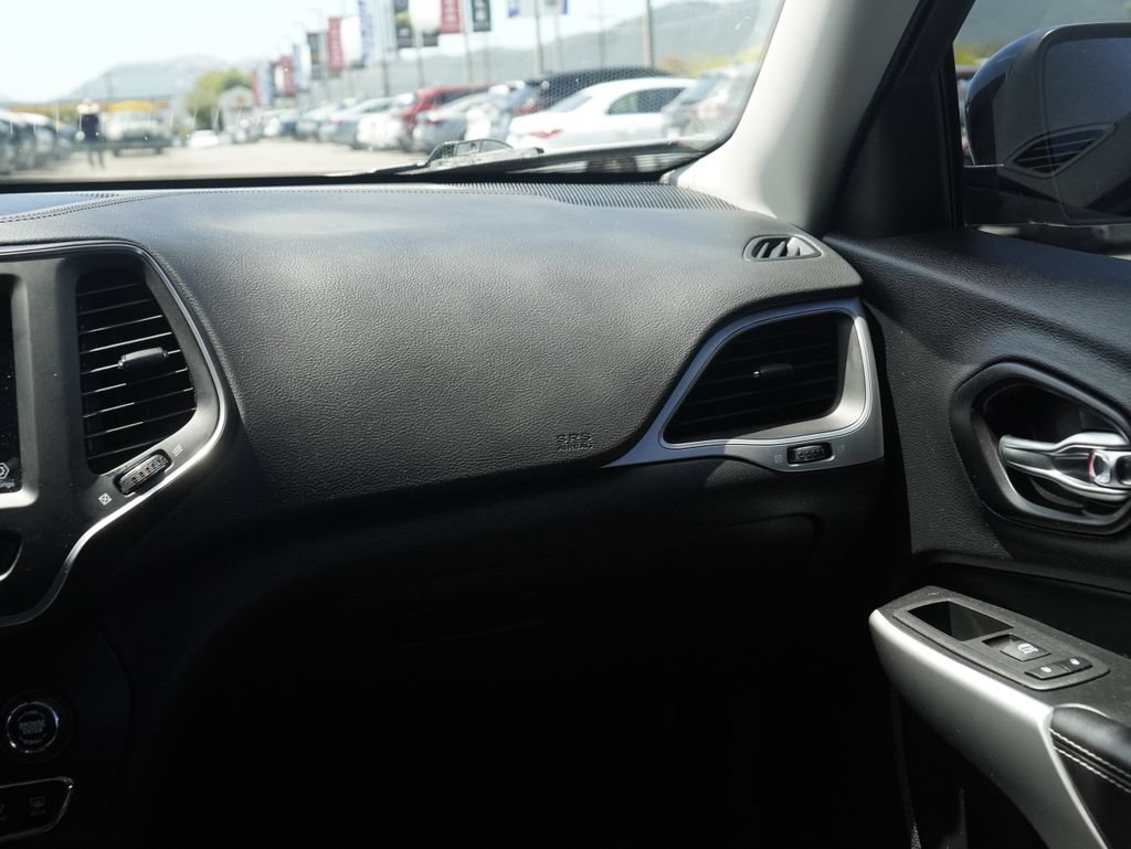 Used 2022 Jeep Cherokee Latitude AWD/4WD image 26