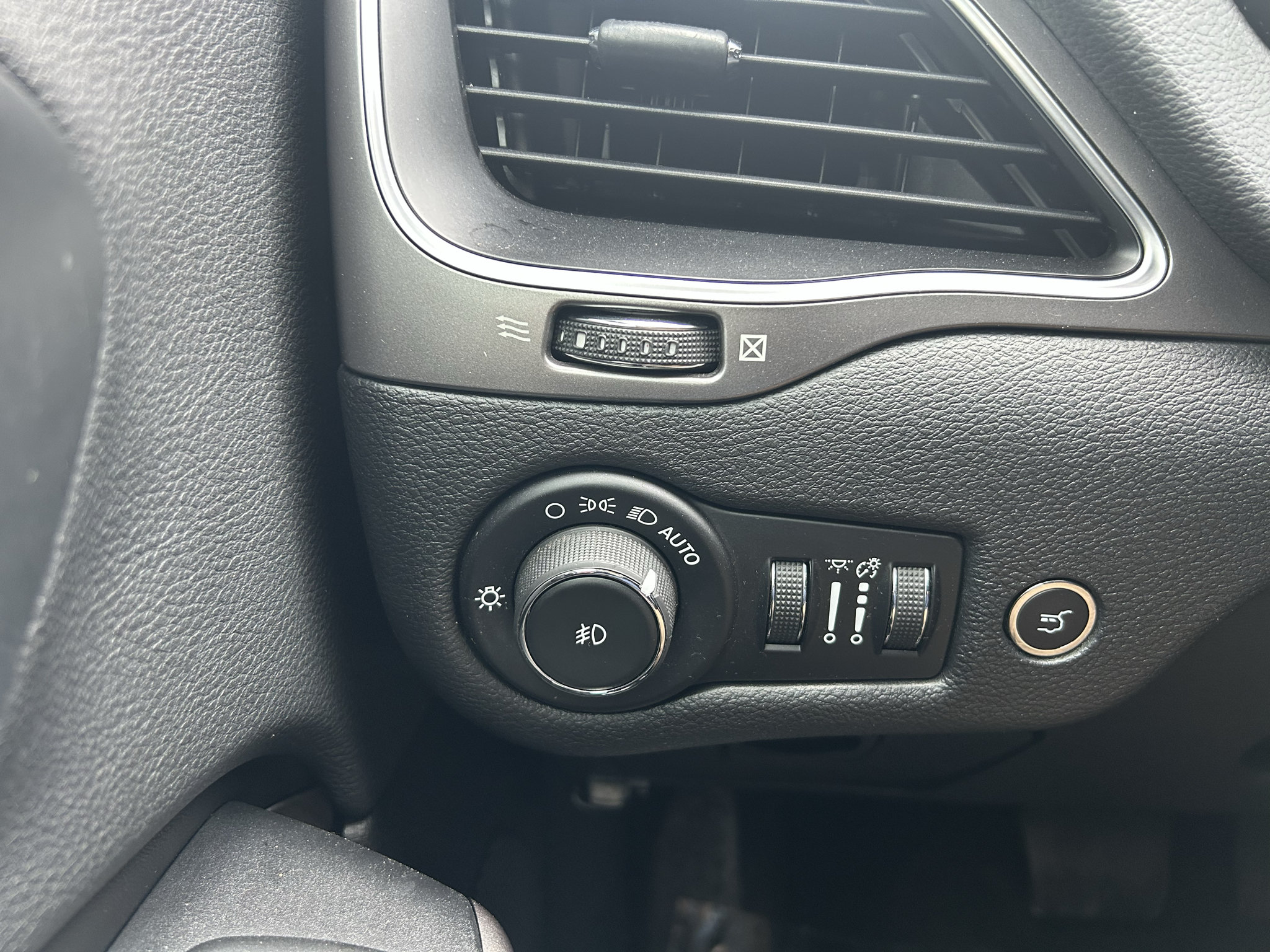 Used 2019 Jeep Cherokee Latitude Plus w/ Comfort/Convenience Group FWD image 17