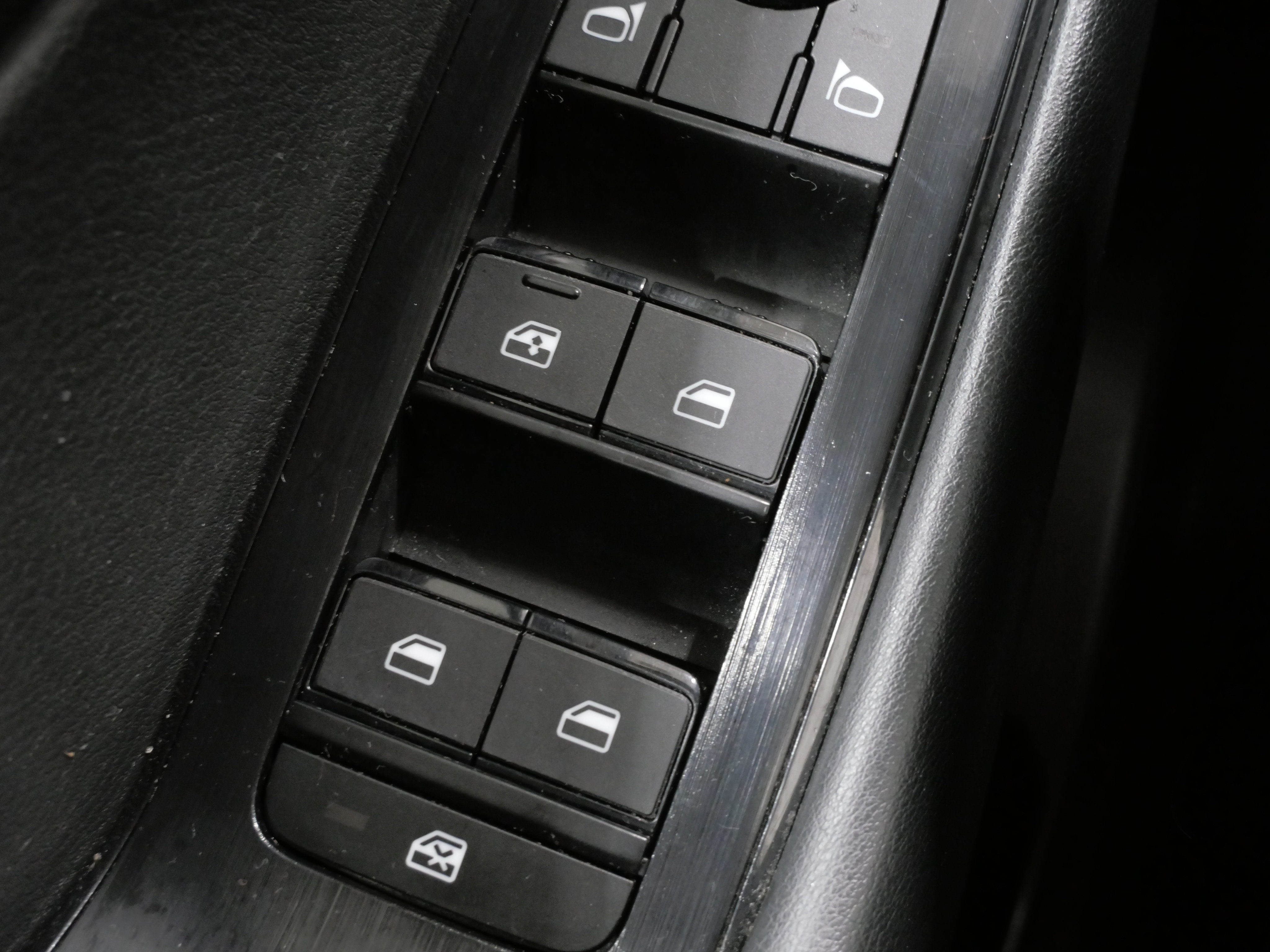 Used 2024 Nissan Rogue S AWD/4WD image 12