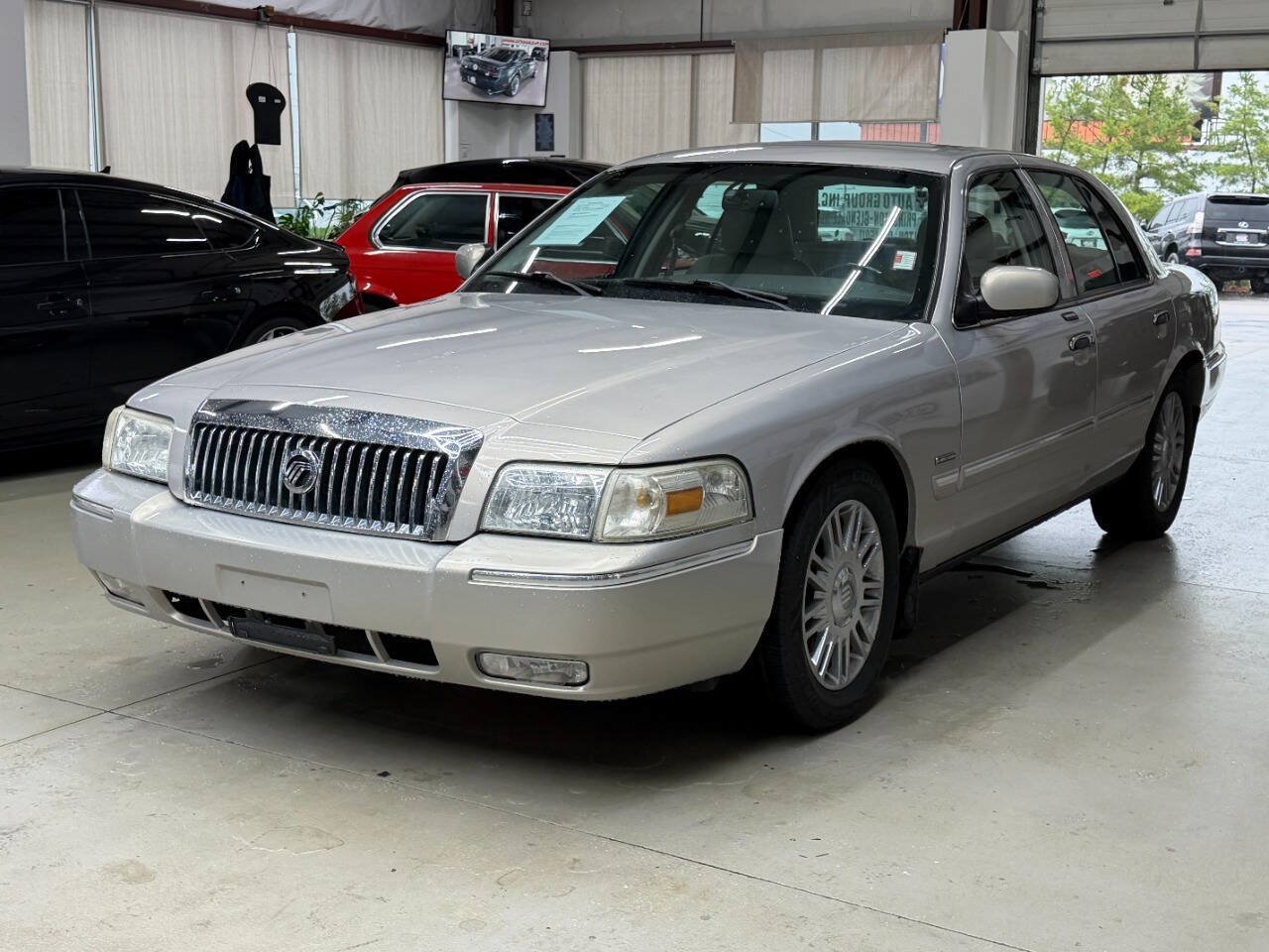 Used 2010 Mercury Grand Marquis LS RWD image 5
