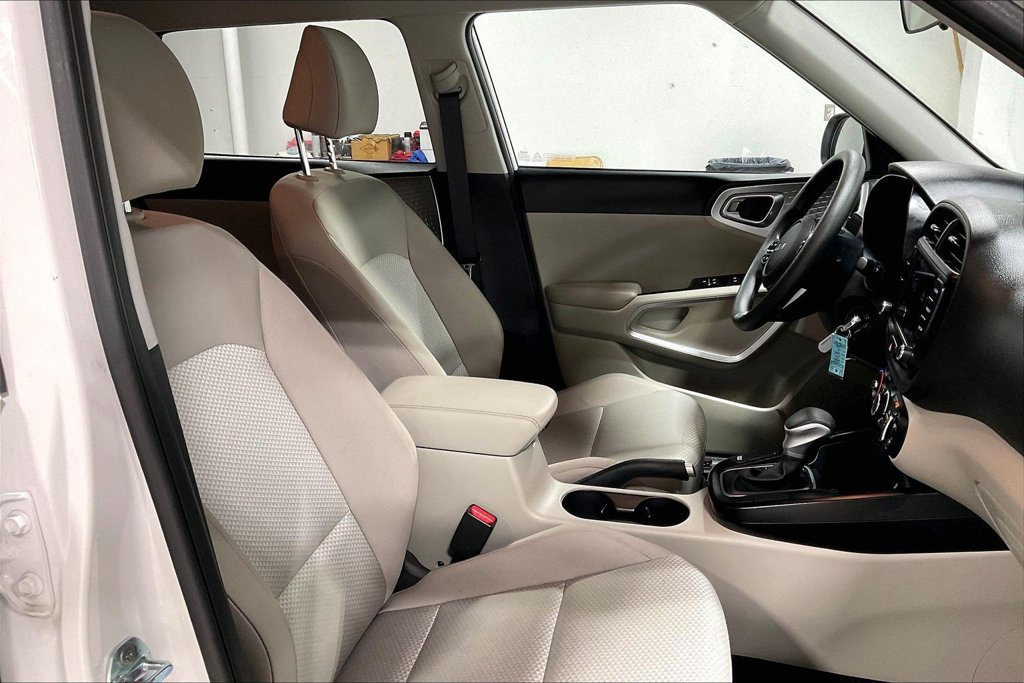 Used 2025 Kia Soul LX w/ LX Technology Package FWD image 9