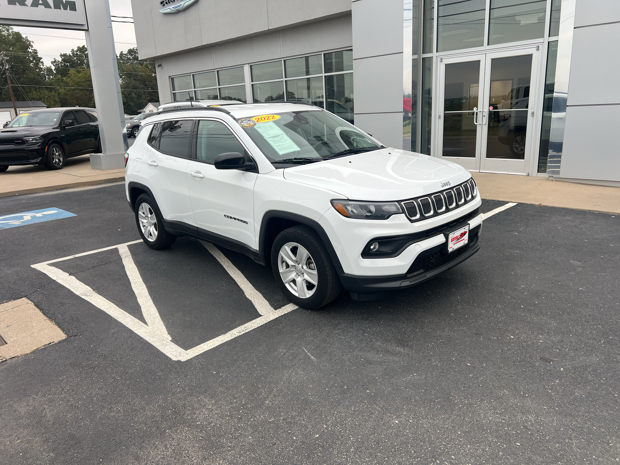 Used 2022 Jeep Compass Latitude FWD image 1