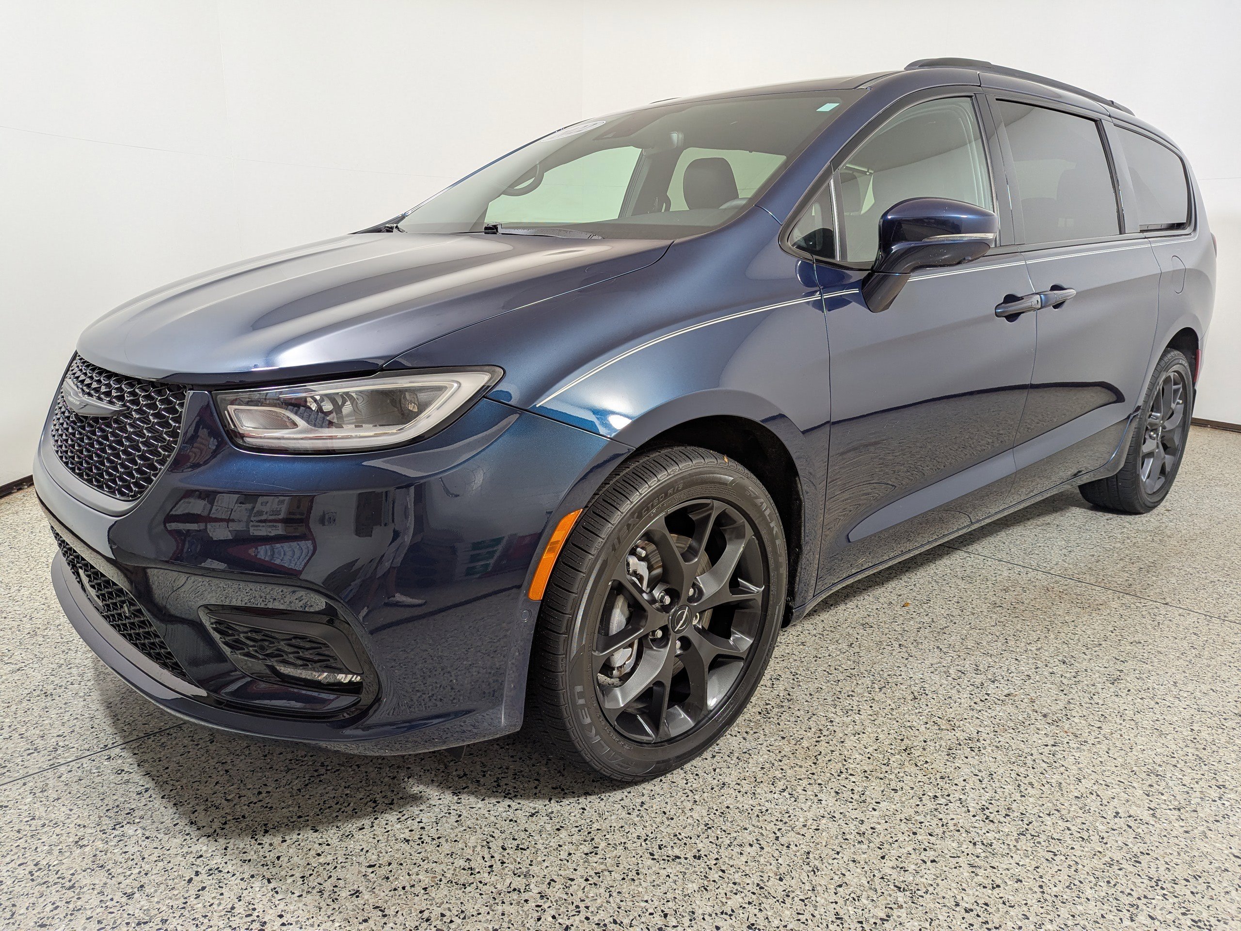Used 2022 Chrysler Pacifica Touring-L w/ Uconnect Theater Family Group image 3