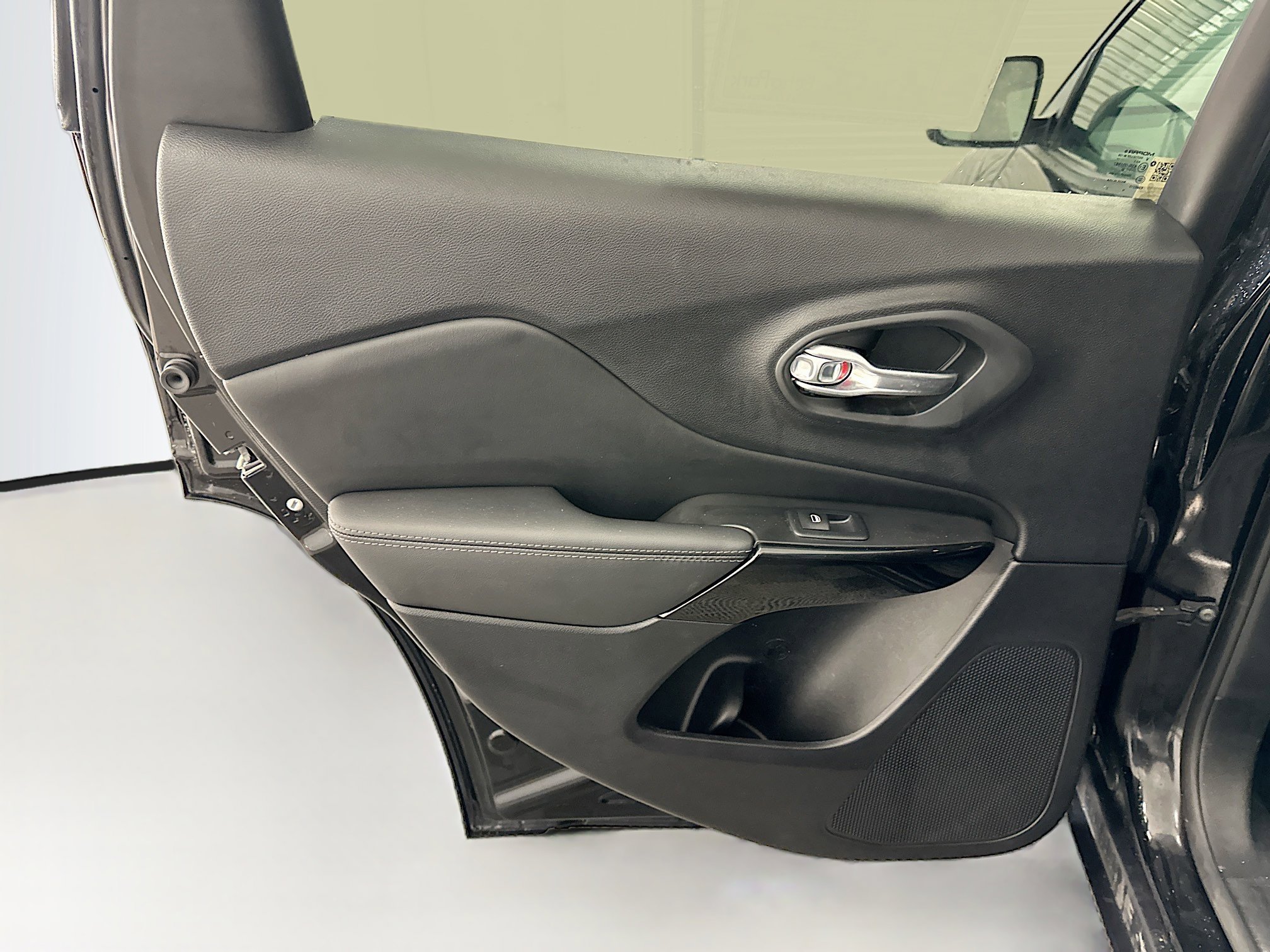 Used 2023 Jeep Cherokee Altitude Lux image 27