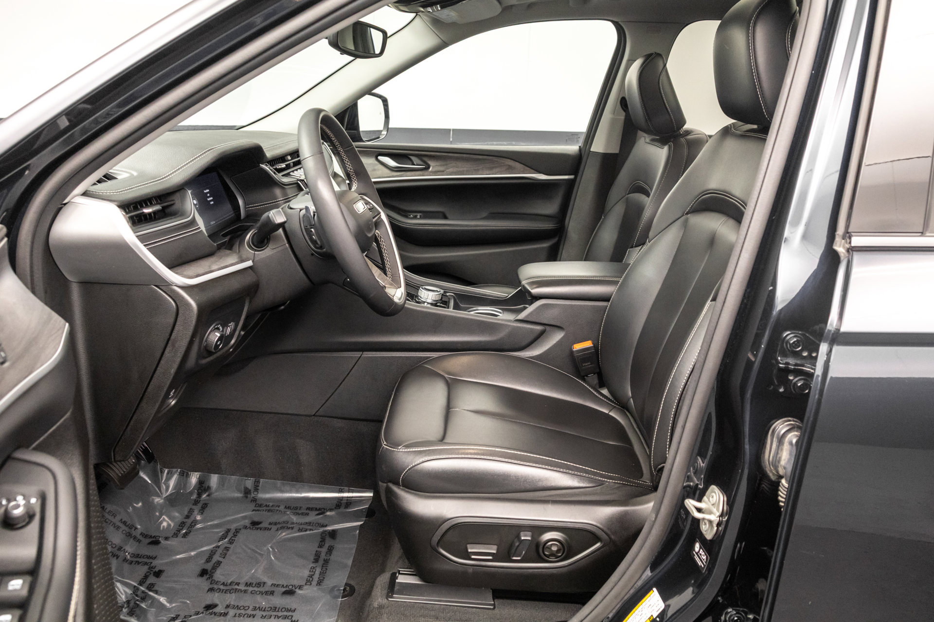 Used 2023 Jeep Grand Cherokee Limited AWD/4WD image 6