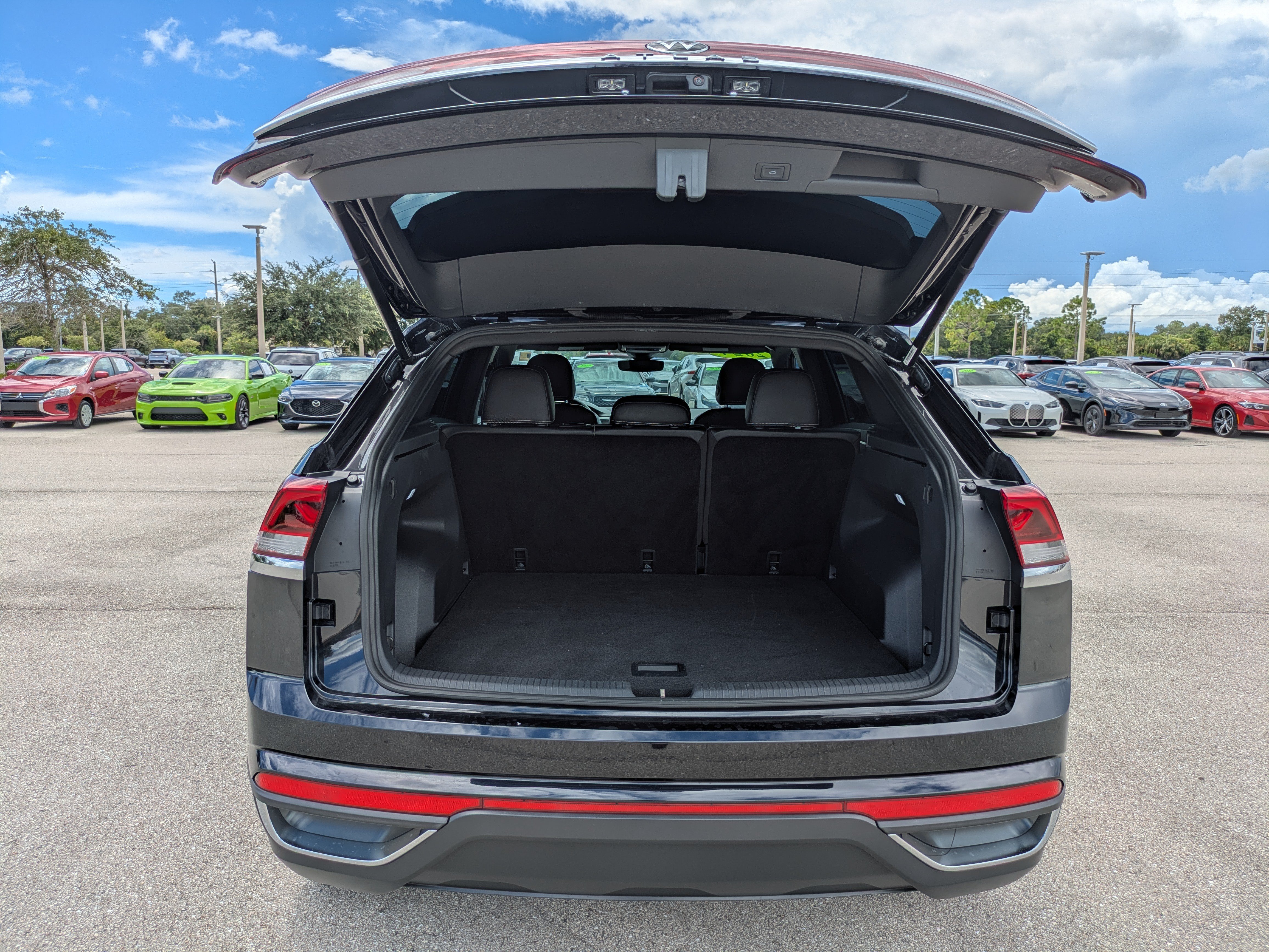 Used 2024 Volkswagen Atlas Cross Sport SE FWD image 30