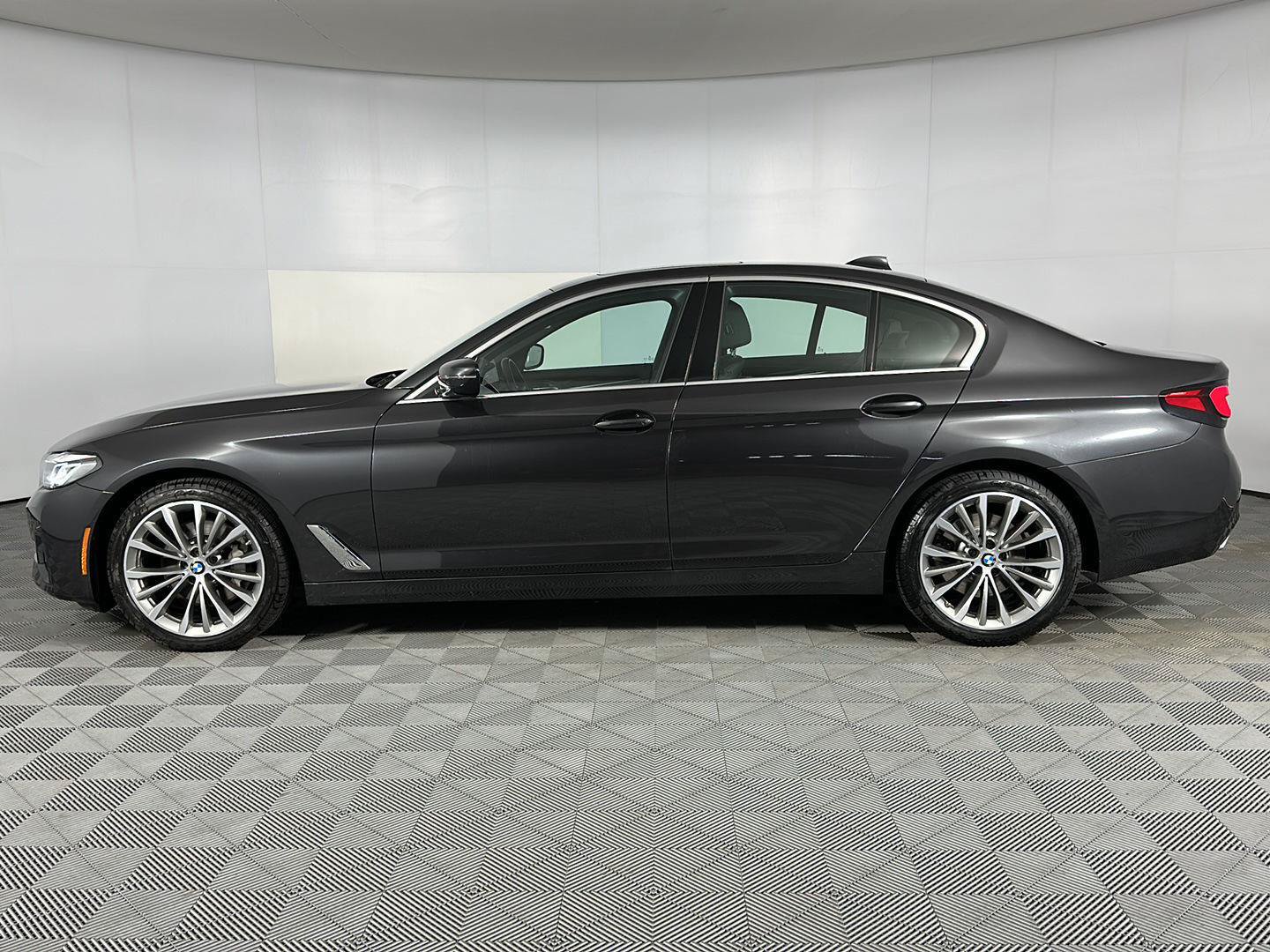 Used 2023 BMW 530i xDrive w/ Convenience Package AWD/4WD image 5