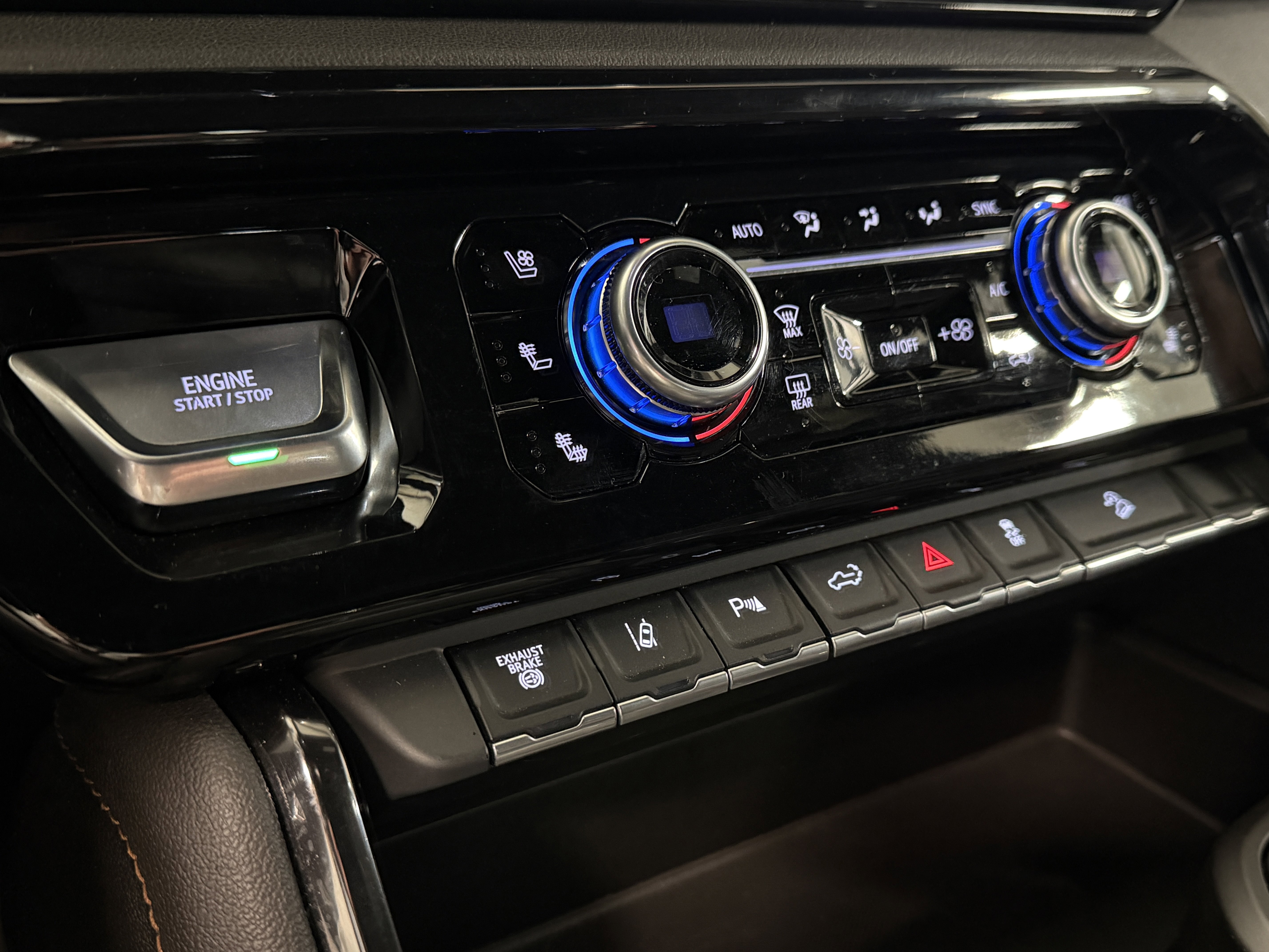 Used 2024 GMC Sierra 2500 AT4 w/ AT4 Preferred Package image 12