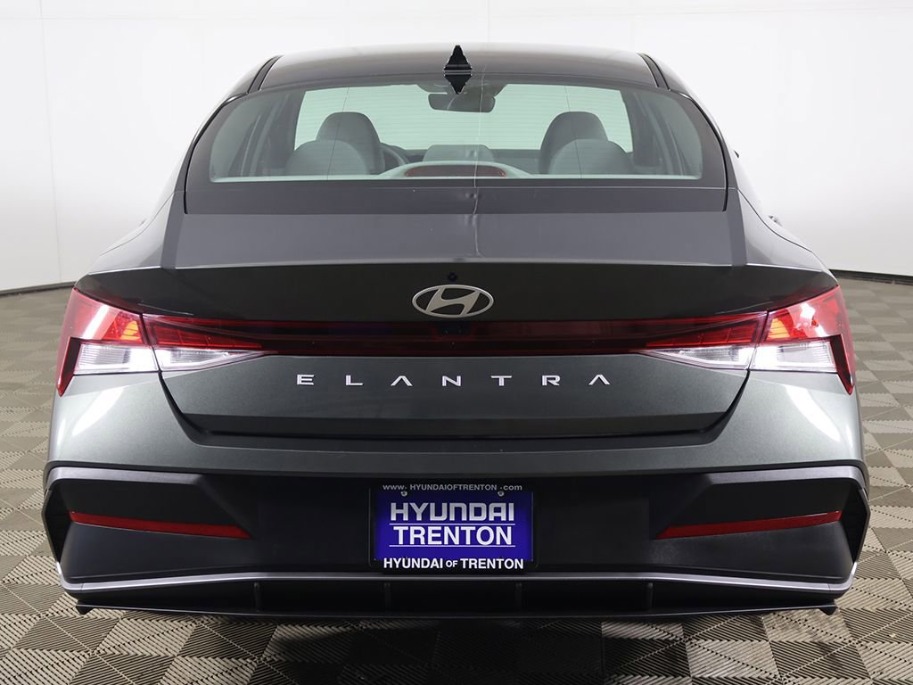 Used 2024 Hyundai Elantra SEL FWD image 11