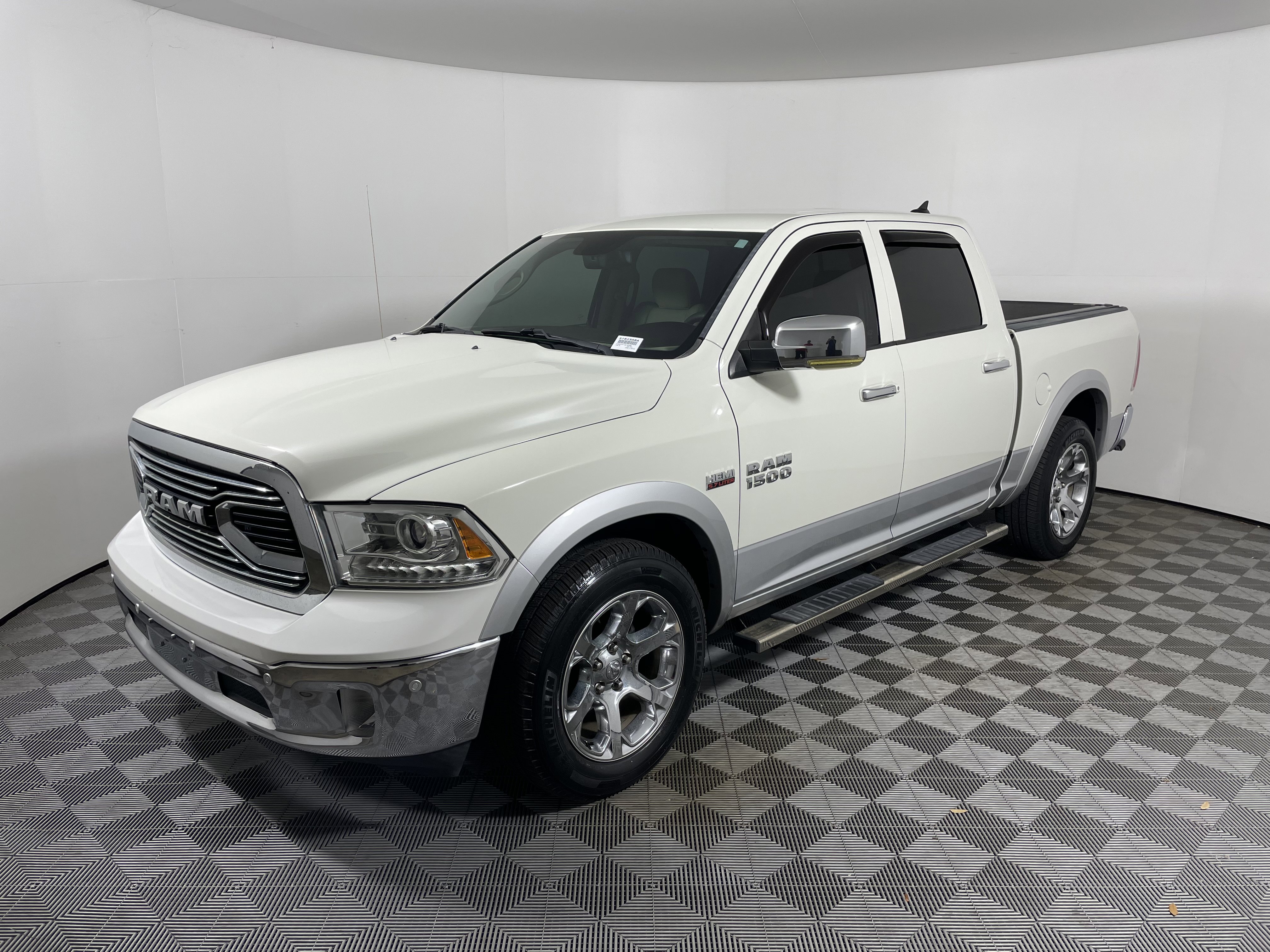 Used 2018 RAM 1500 Laramie w/ Convenience Group AWD/4WD image 9