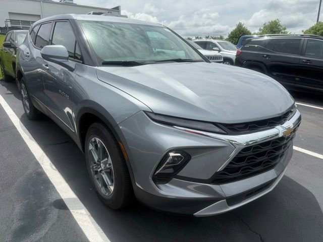 Used 2025 Chevrolet Blazer LT AWD/4WD image 2