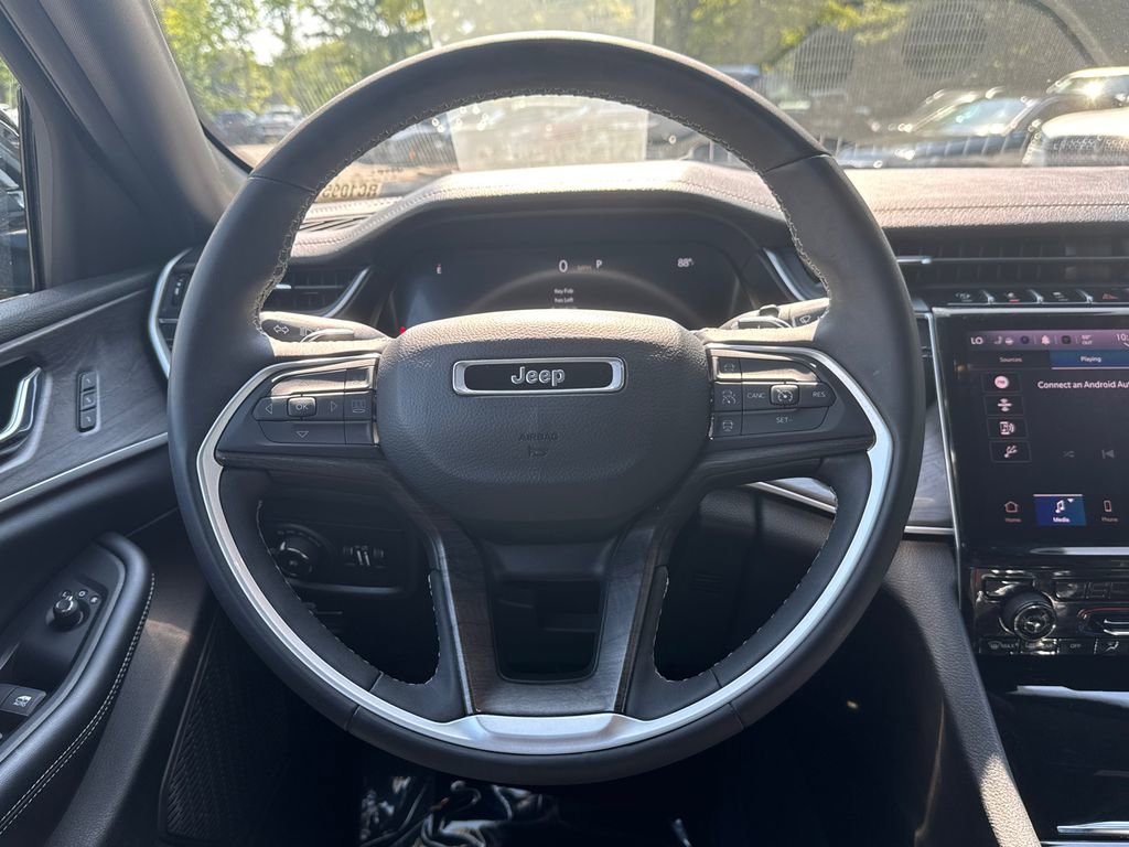 Used 2024 Jeep Grand Cherokee Limited image 23