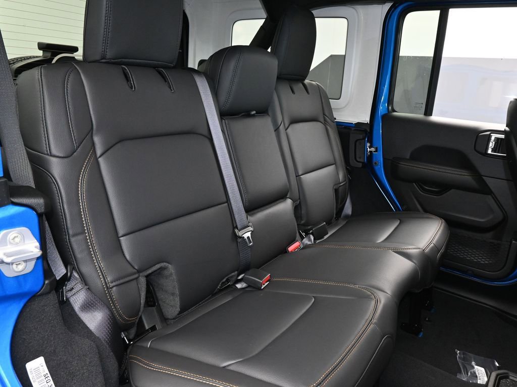 Used 2025 Jeep Wrangler Unlimited Sahara AWD/4WD image 38
