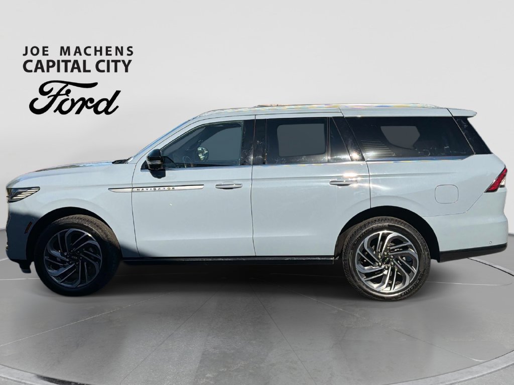 Used 2025 Lincoln Navigator Reserve AWD/4WD image 9