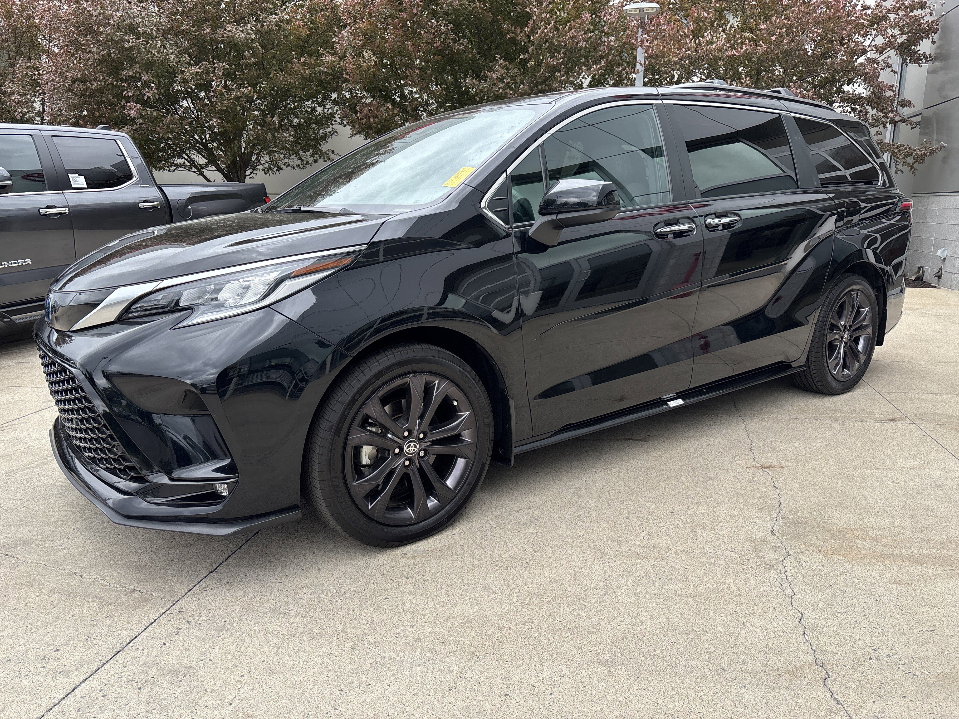 Used 2024 Toyota Sienna XSE FWD image 3
