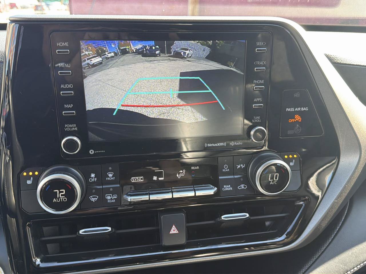 Used 2022 Toyota Highlander XLE AWD/4WD image 18