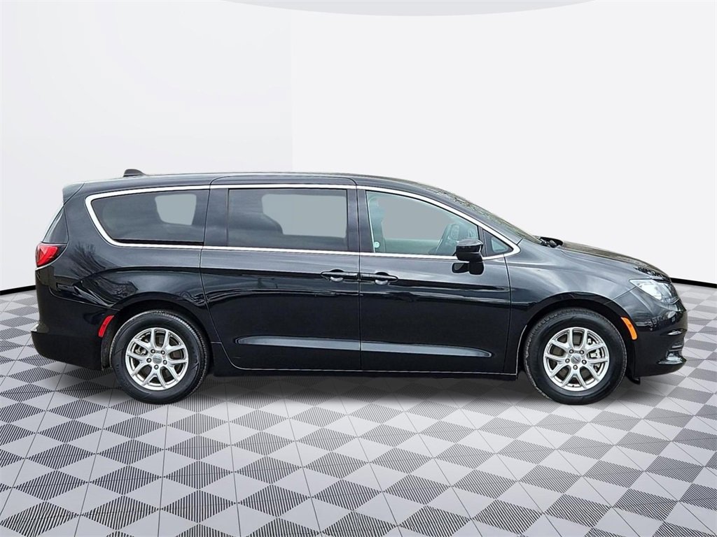 Used 2023 Chrysler Voyager LX image 7