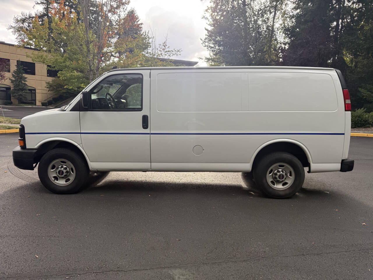 Used 2016 GMC Savana 3500 RWD image 2