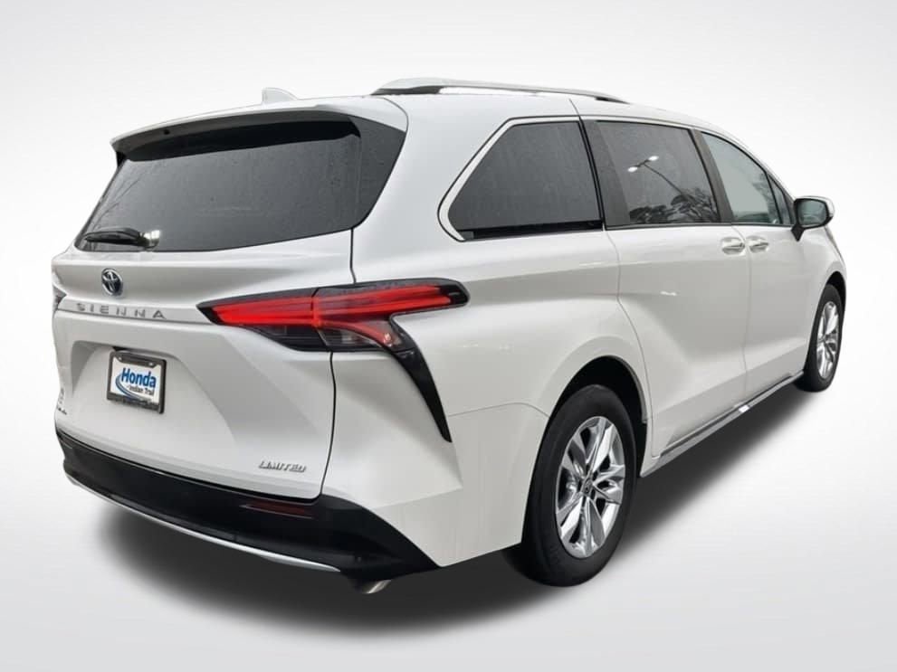 Used 2025 Toyota Sienna Limited image 5