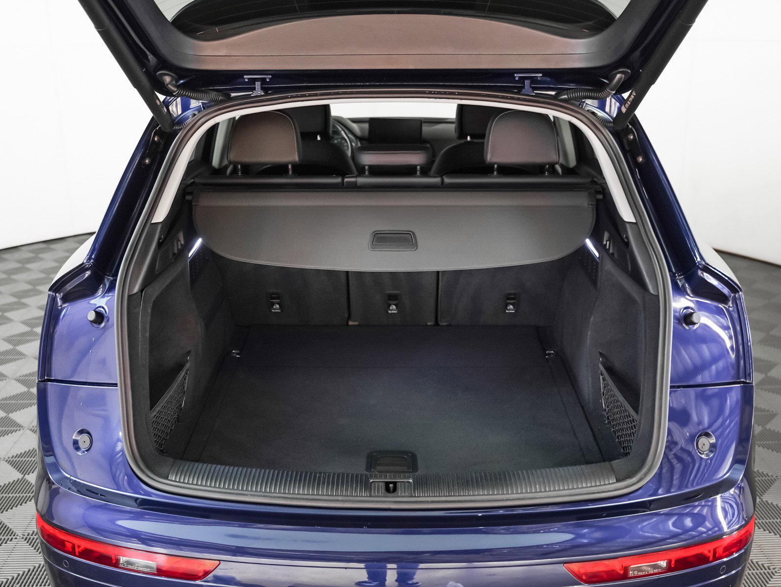 Used 2023 Audi Q5 Premium w/ Convenience Package image 11