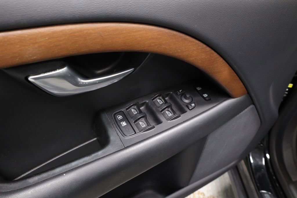 Used 2010 Volvo XC70 3.2 image 21