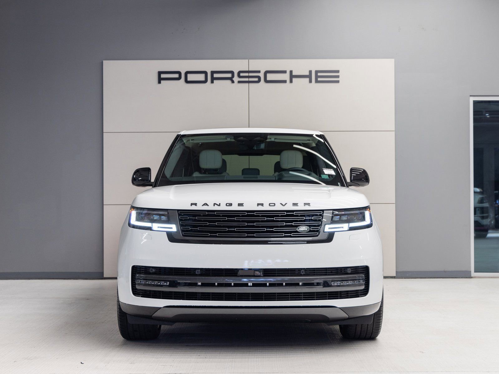 Used 2025 Land Rover Range Rover SE image 10